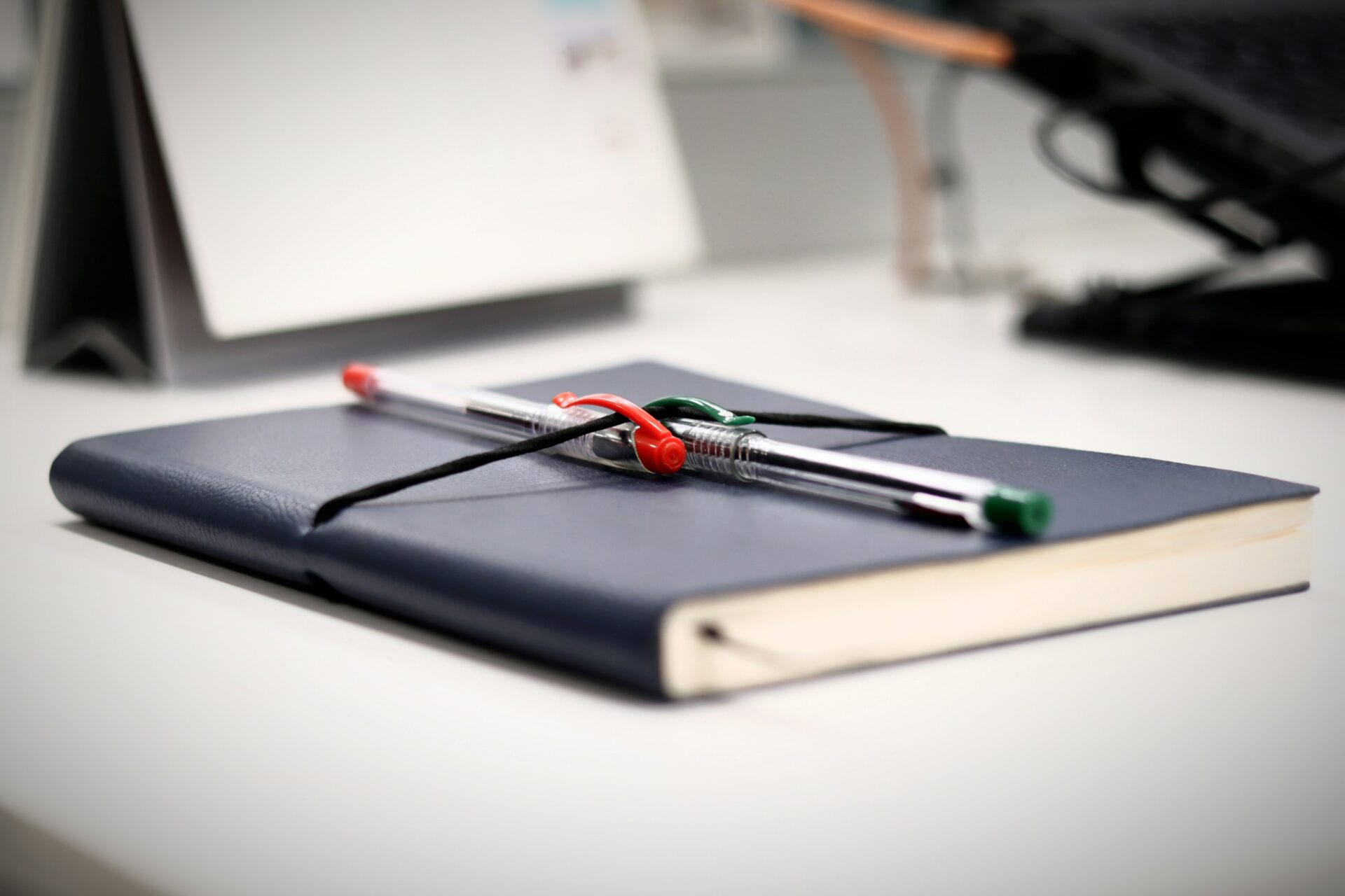 La Plume qui lie - Cahier de note avec stylos