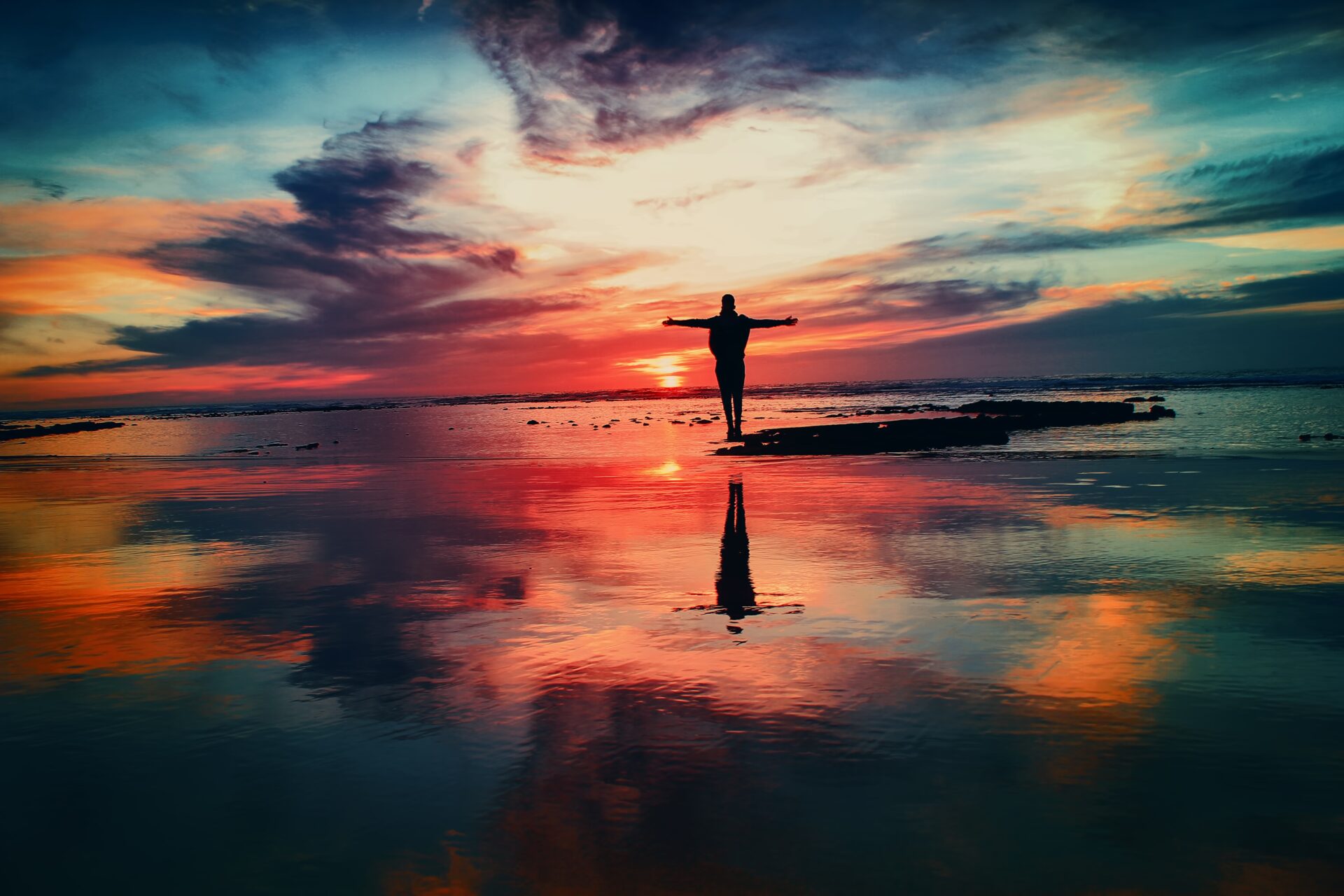 Calme repos mer et coucher de soleil brillant - La Plume Qui Lie