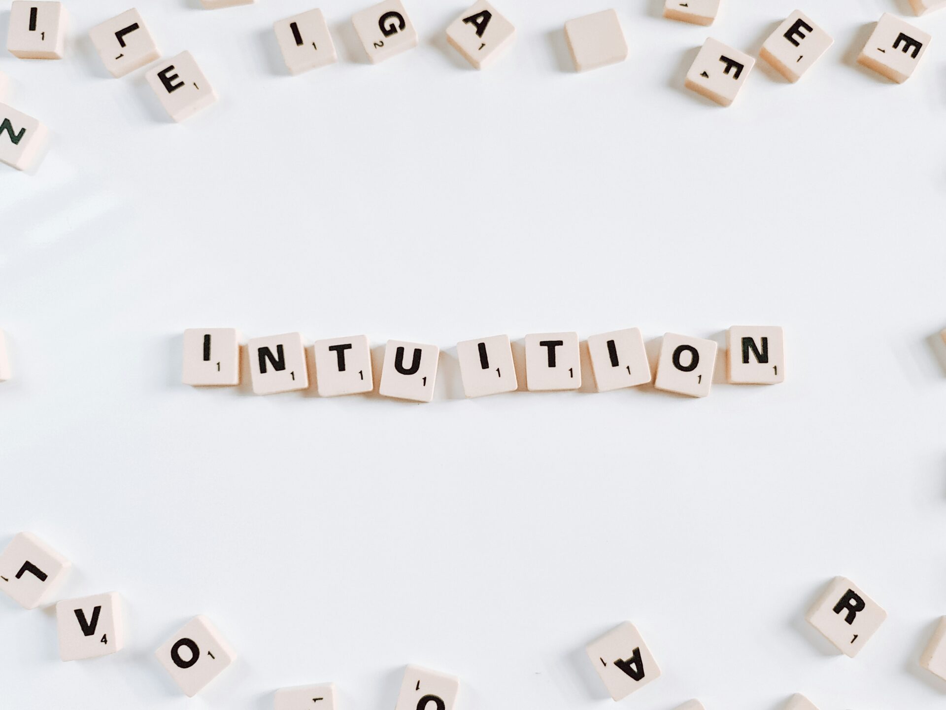 intuition lettres scrabble - la plume qui lie