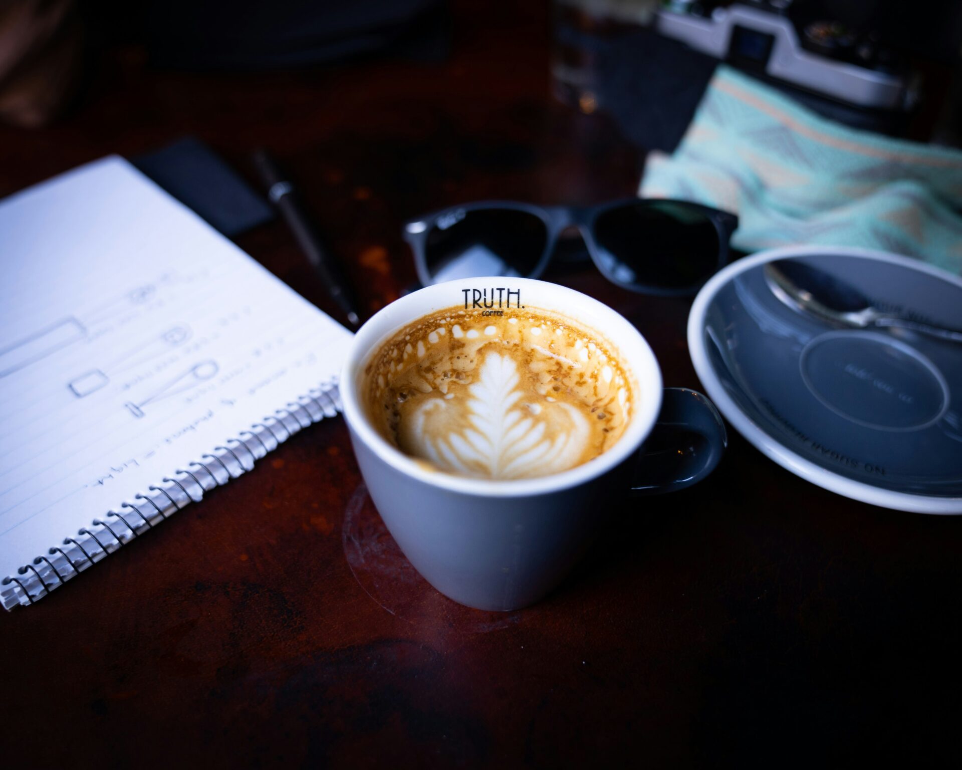tasse vérité crédibilité travail- la plume qui lie